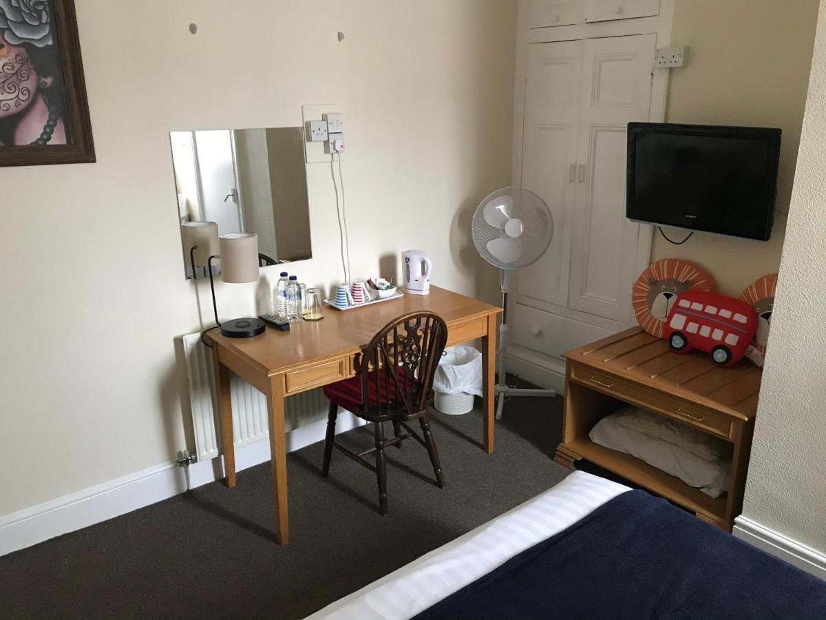 Victoria House - Self Catering Quiet Guesthouse - Adult Singles And Couples Only Blackpool Exterior photo
