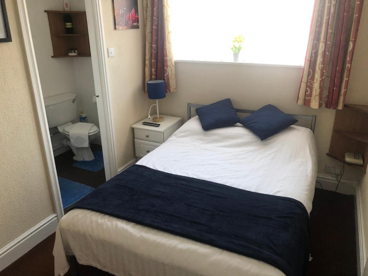 Victoria House - Self Catering Quiet Guesthouse - Adult Singles And Couples Only Blackpool Exterior photo