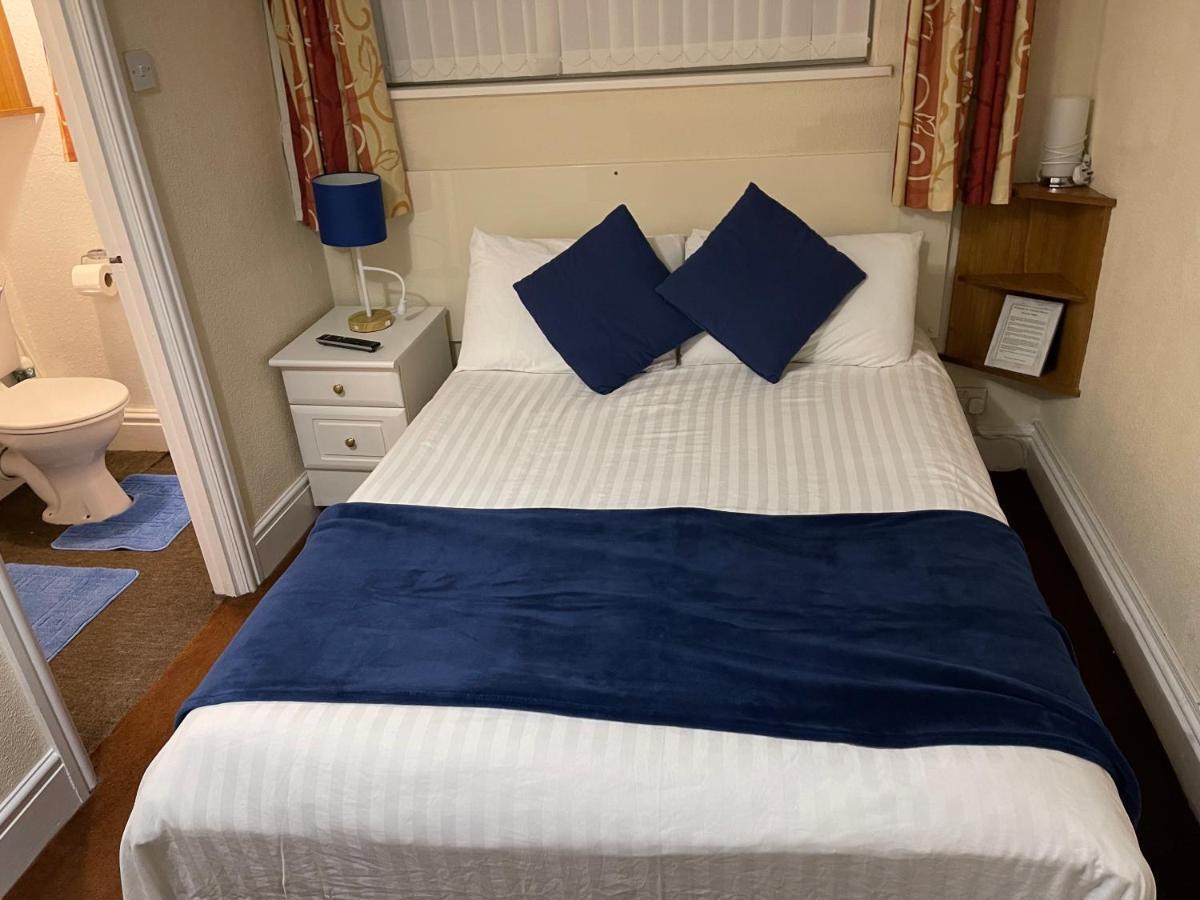 Victoria House - Self Catering Quiet Guesthouse - Adult Singles And Couples Only Blackpool Exterior photo