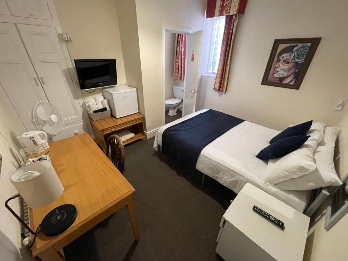 Victoria House - Self Catering Quiet Guesthouse - Adult Singles And Couples Only Blackpool Exterior photo