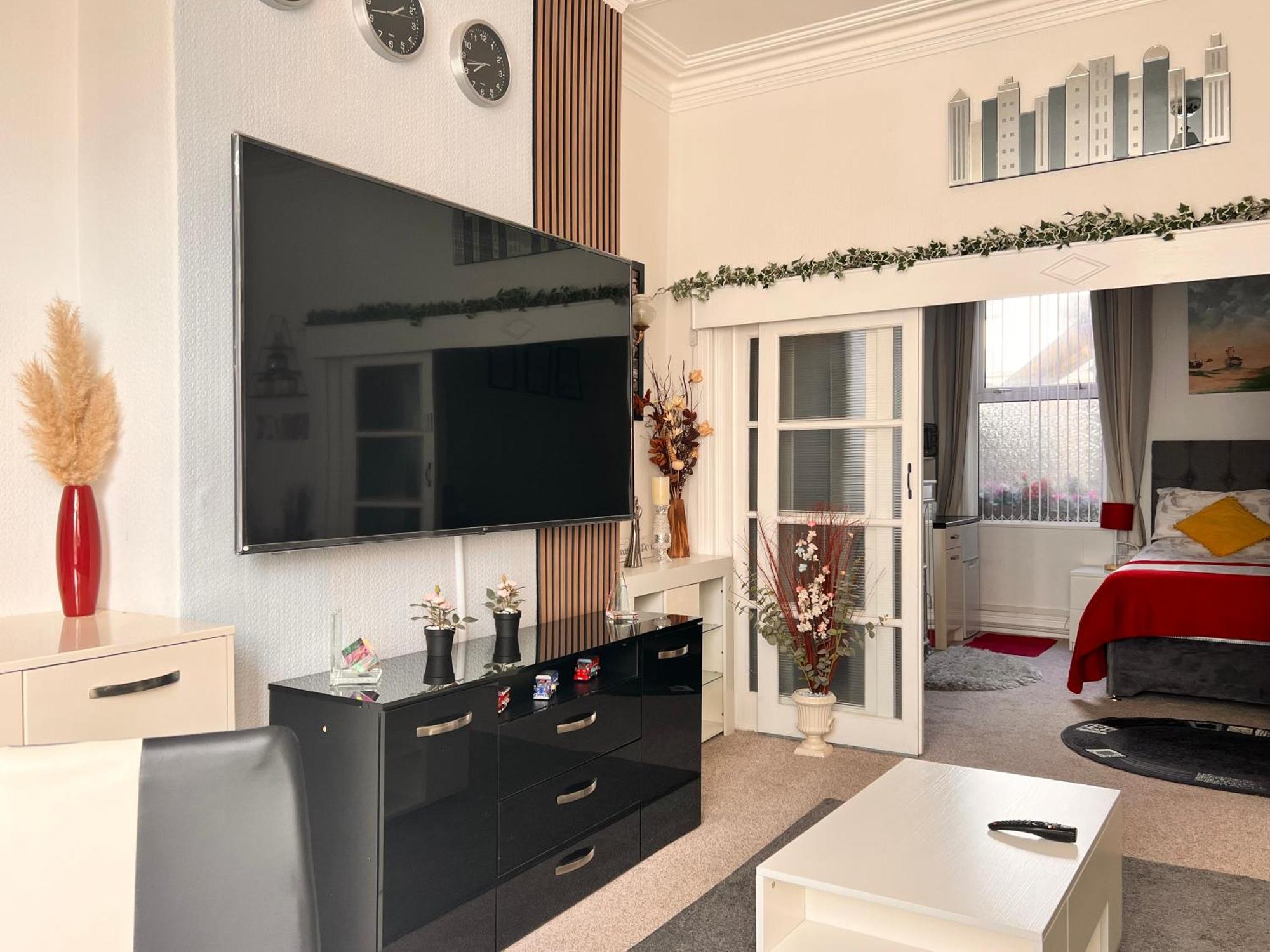 Victoria House - Self Catering Quiet Guesthouse - Adult Singles And Couples Only Blackpool Exterior photo