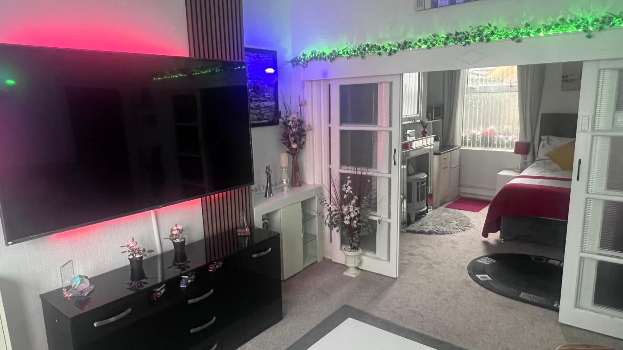 Victoria House - Self Catering Quiet Guesthouse - Adult Singles And Couples Only Blackpool Exterior photo