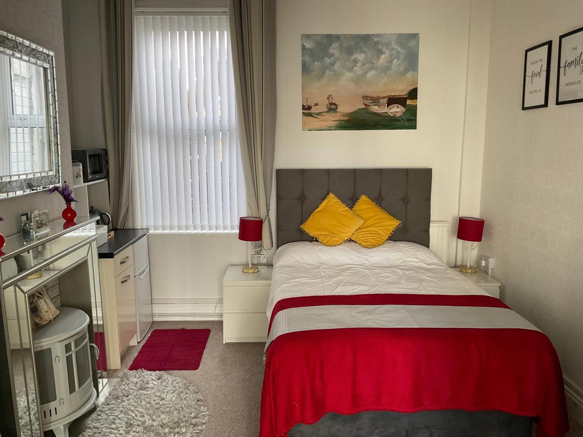 Victoria House - Self Catering Quiet Guesthouse - Adult Singles And Couples Only Blackpool Exterior photo