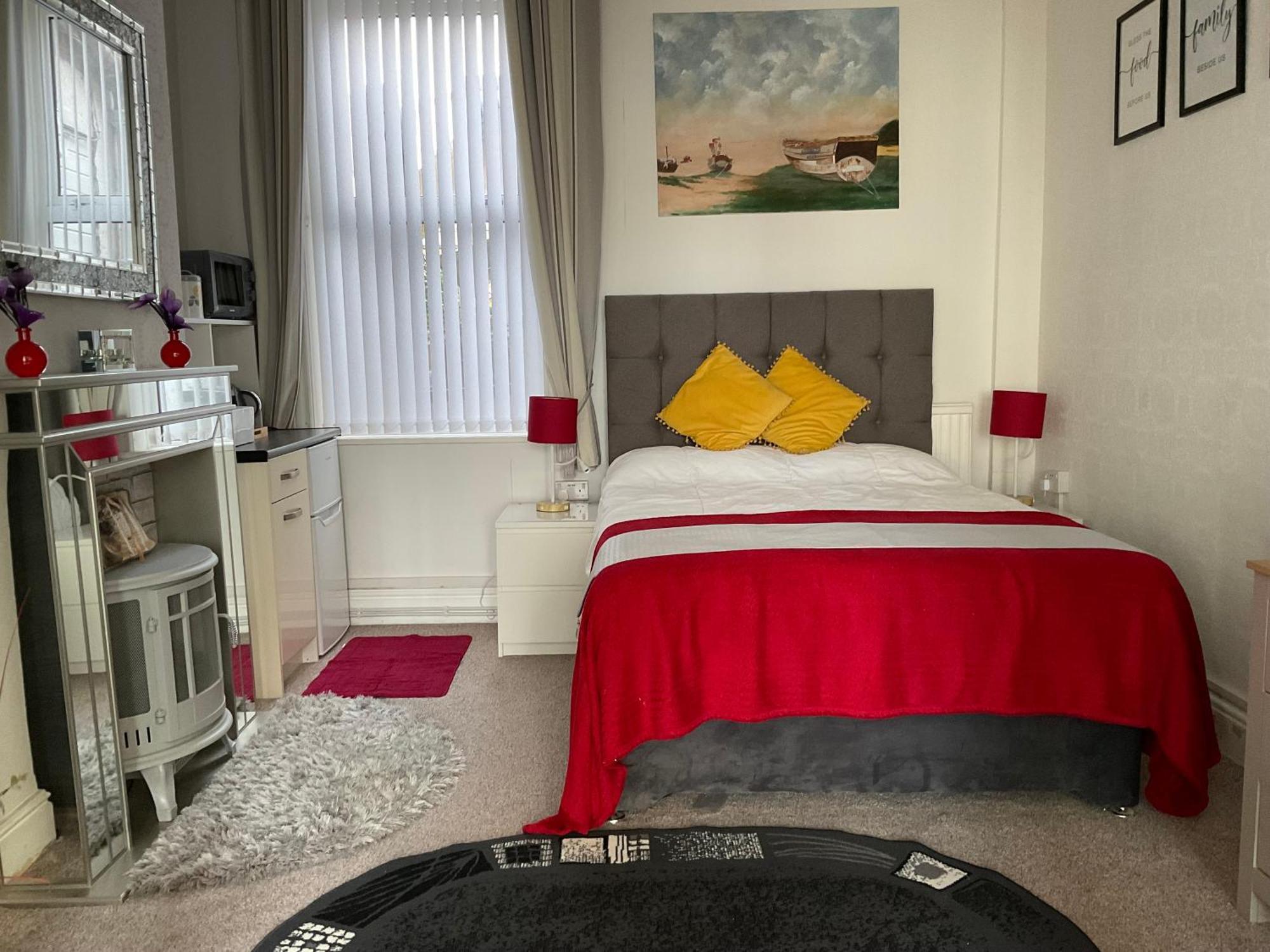 Victoria House - Self Catering Quiet Guesthouse - Adult Singles And Couples Only Blackpool Exterior photo