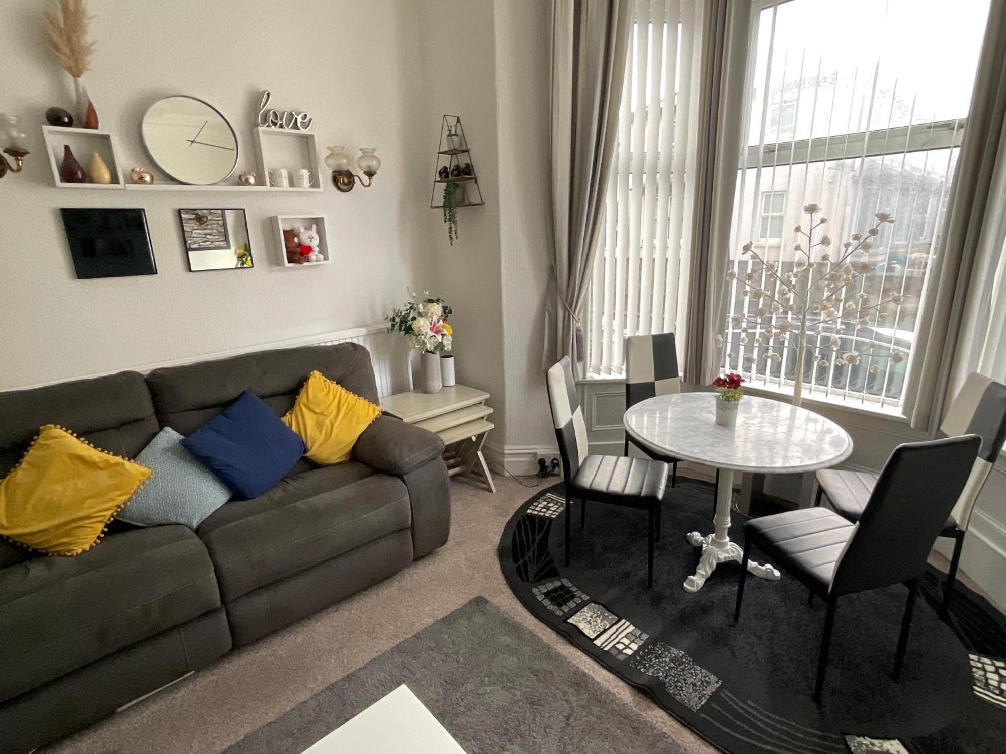 Victoria House - Self Catering Quiet Guesthouse - Adult Singles And Couples Only Blackpool Exterior photo